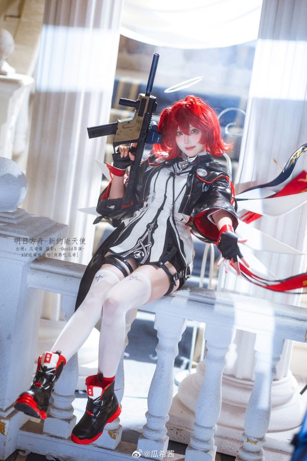 瓜希酱明日方舟COS：演绎新约能天使冷艳与力量的视觉盛宴