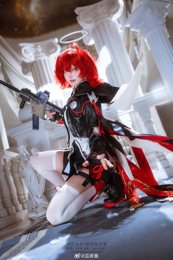 瓜希酱明日方舟COS：演绎新约能天使冷艳与力量的视觉盛宴