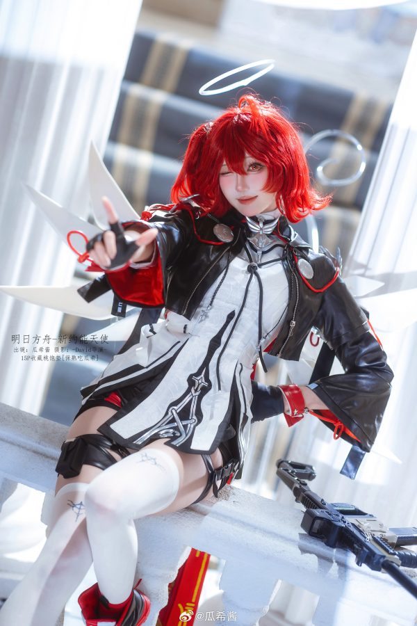 瓜希酱明日方舟COS：演绎新约能天使冷艳与力量的视觉盛宴