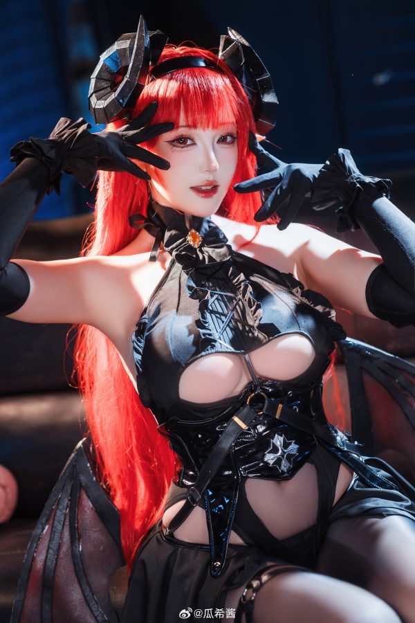瓜希酱的兴登堡COS赏析：碧蓝航线红发女王的冷艳霸气演绎