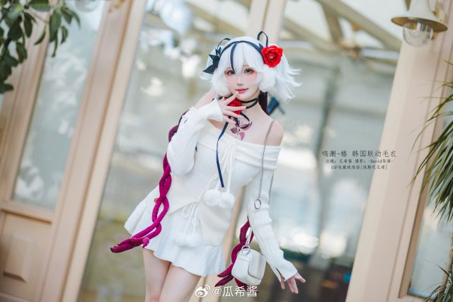 白色毛衣×轻性感日常:瓜希酱鸣潮COS演绎椿的温柔与危险 白色毛衣×轻性感日常:瓜希酱鸣潮COS演绎椿的温柔与危险