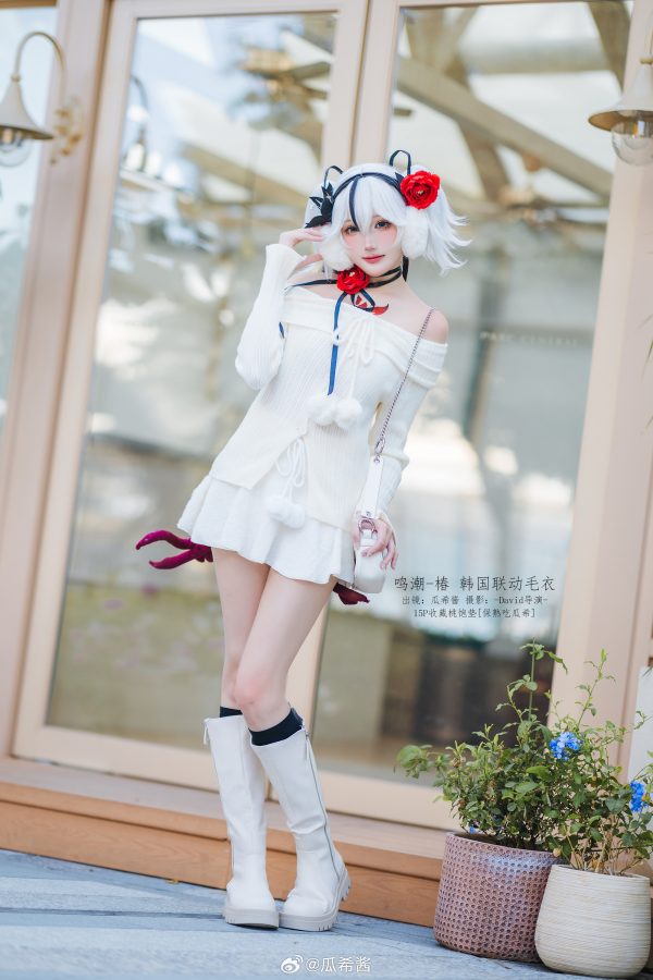 白色毛衣×轻性感日常:瓜希酱鸣潮COS演绎椿的温柔与危险 白色毛衣×轻性感日常:瓜希酱鸣潮COS演绎椿的温柔与危险