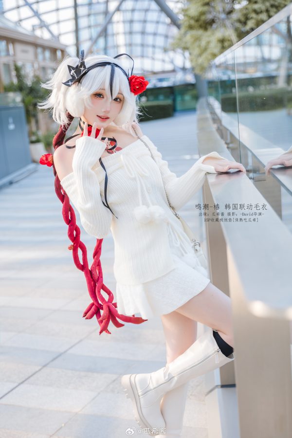 白色毛衣×轻性感日常:瓜希酱鸣潮COS演绎椿的温柔与危险 白色毛衣×轻性感日常:瓜希酱鸣潮COS演绎椿的温柔与危险