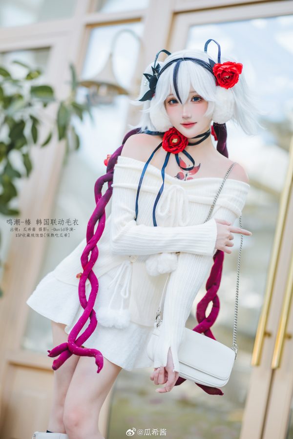 白色毛衣×轻性感日常:瓜希酱鸣潮COS演绎椿的温柔与危险 白色毛衣×轻性感日常:瓜希酱鸣潮COS演绎椿的温柔与危险