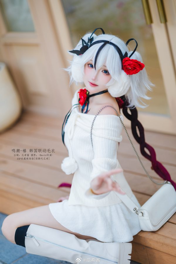 白色毛衣×轻性感日常:瓜希酱鸣潮COS演绎椿的温柔与危险 白色毛衣×轻性感日常:瓜希酱鸣潮COS演绎椿的温柔与危险