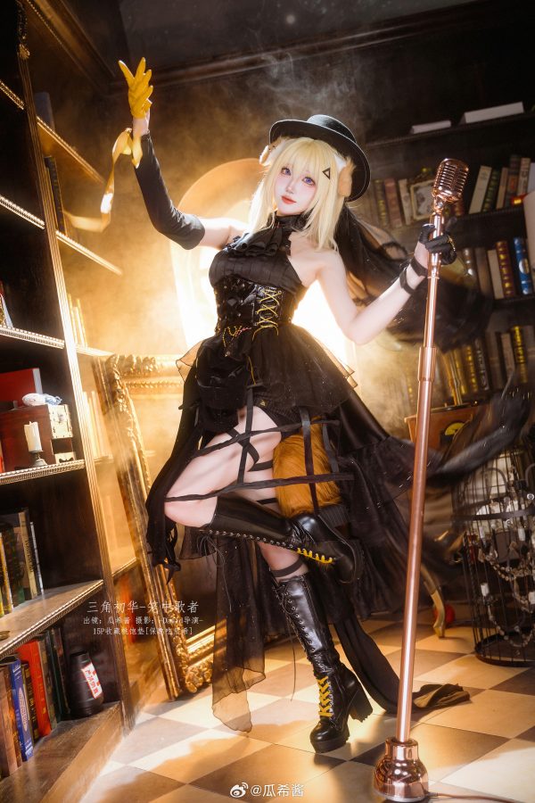 笼中歌者瓜希酱COS：三角初华黑色礼服与舞台光影的绝美演绎