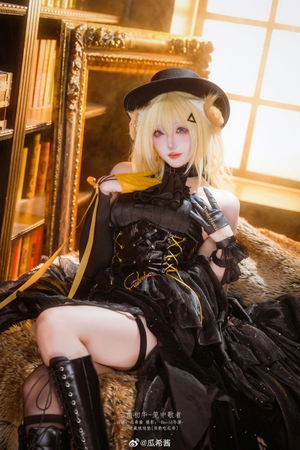 笼中歌者瓜希酱COS：三角初华黑色礼服与舞台光影的绝美演绎