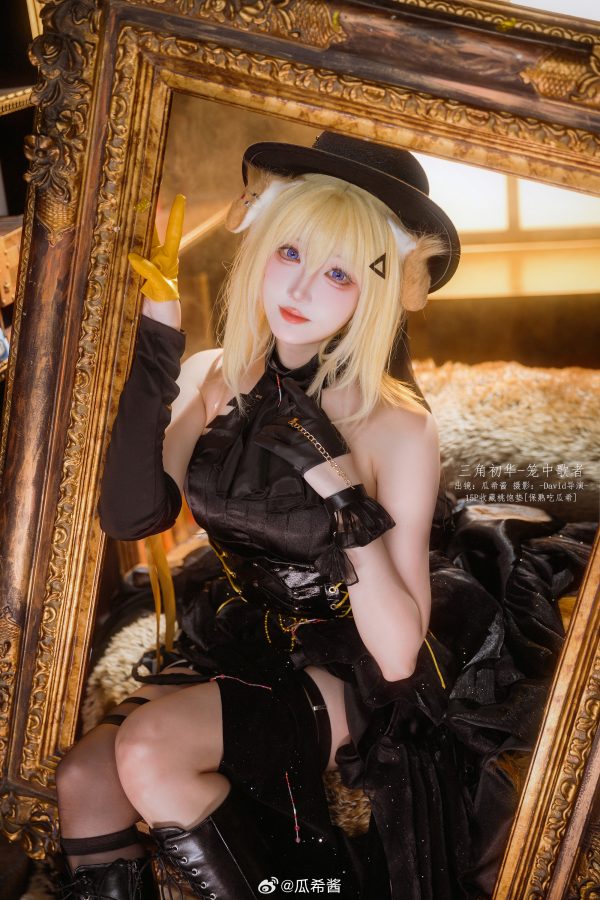 笼中歌者瓜希酱COS：三角初华黑色礼服与舞台光影的绝美演绎