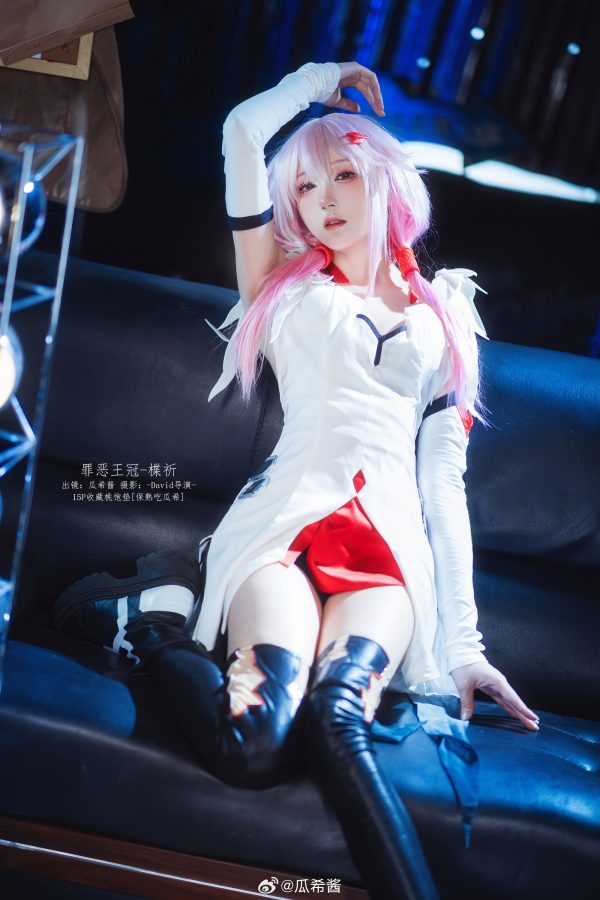 瓜希酱楪祈COS：完美演绎罪恶王冠冷艳少女的神秘与坚毅