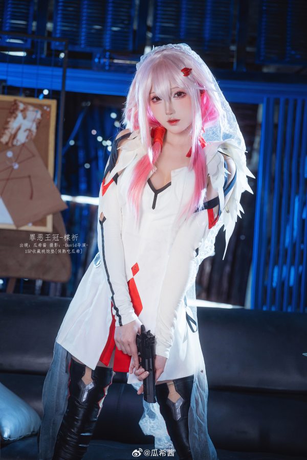 瓜希酱楪祈COS：完美演绎罪恶王冠冷艳少女的神秘与坚毅