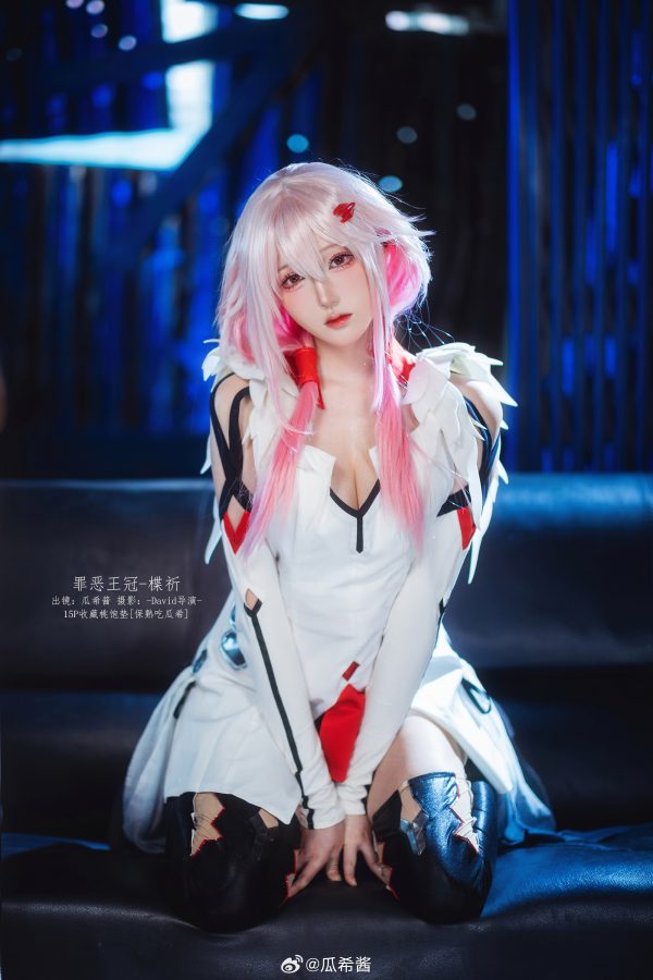 瓜希酱楪祈COS：完美演绎罪恶王冠冷艳少女的神秘与坚毅
