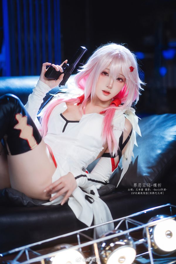 瓜希酱楪祈COS：完美演绎罪恶王冠冷艳少女的神秘与坚毅