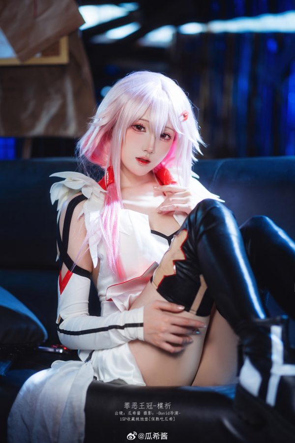 瓜希酱楪祈COS：完美演绎罪恶王冠冷艳少女的神秘与坚毅