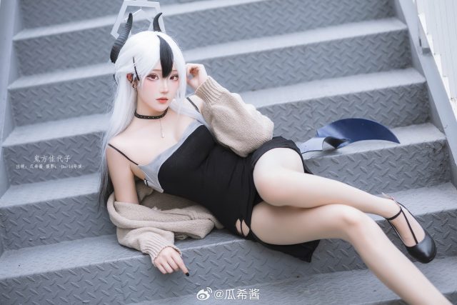 瓜希酱鬼方佳代子COS：吊带裙针织毛衣打造最有距离感的日常