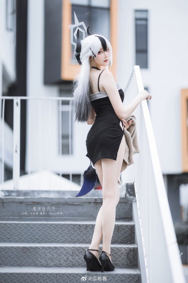 瓜希酱鬼方佳代子COS：吊带裙针织毛衣打造最有距离感的日常