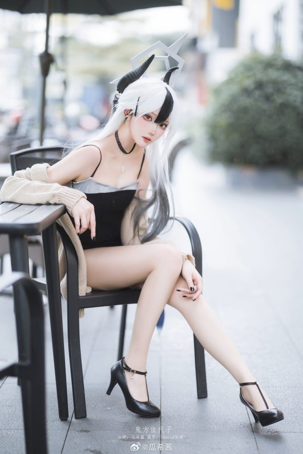 瓜希酱鬼方佳代子COS：吊带裙针织毛衣打造最有距离感的日常