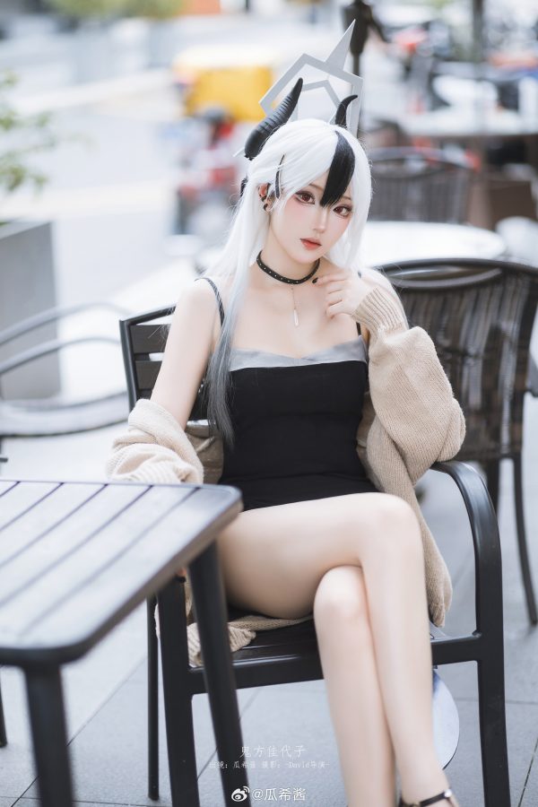 瓜希酱鬼方佳代子COS：吊带裙针织毛衣打造最有距离感的日常