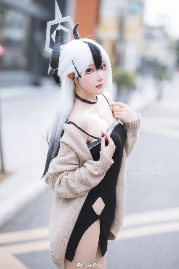 瓜希酱鬼方佳代子COS：吊带裙针织毛衣打造最有距离感的日常