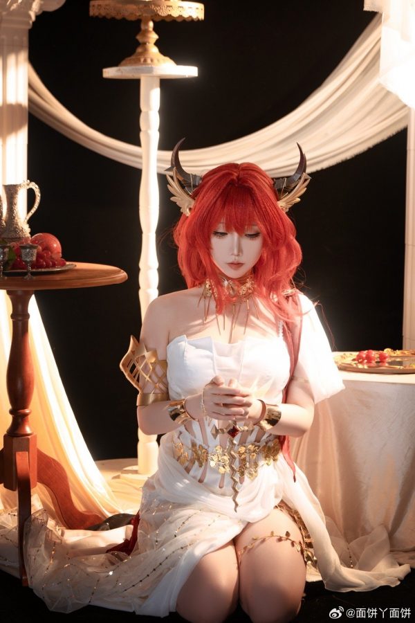 音律联觉面饼仙儿COS：史尔特尔冷艳神性与舞台张力的极致融合
