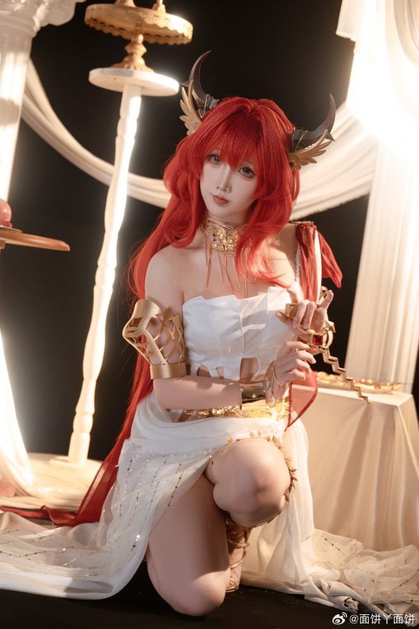 音律联觉面饼仙儿COS：史尔特尔冷艳神性与舞台张力的极致融合