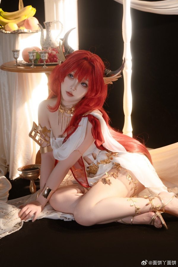 音律联觉面饼仙儿COS：史尔特尔冷艳神性与舞台张力的极致融合