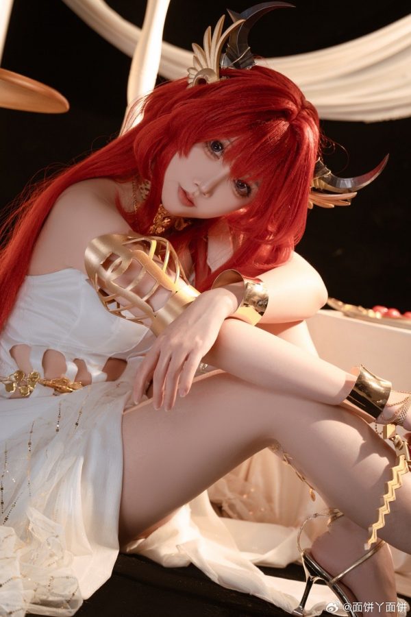 音律联觉面饼仙儿COS：史尔特尔冷艳神性与舞台张力的极致融合