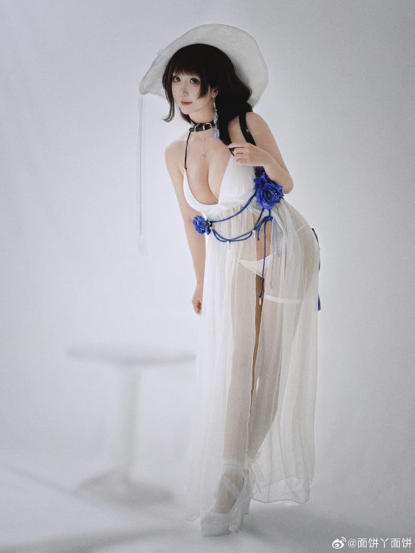 胜利女神面饼仙儿COS：演绎比基尼版梅里的温柔与理性张力