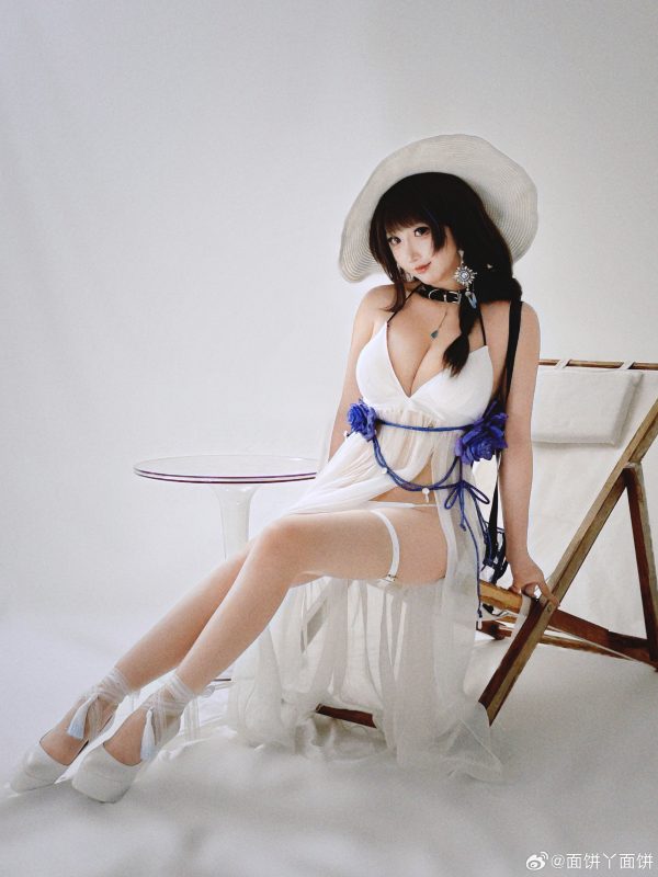 胜利女神面饼仙儿COS：演绎比基尼版梅里的温柔与理性张力