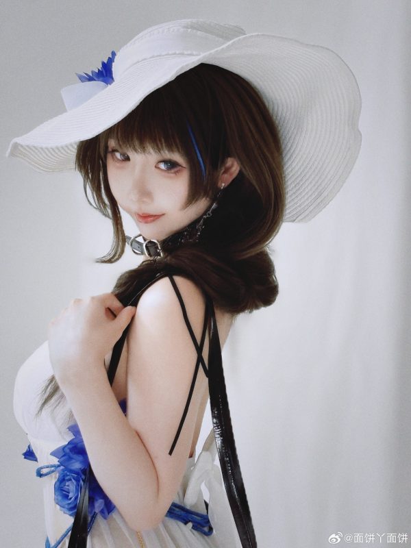 胜利女神面饼仙儿COS：演绎比基尼版梅里的温柔与理性张力