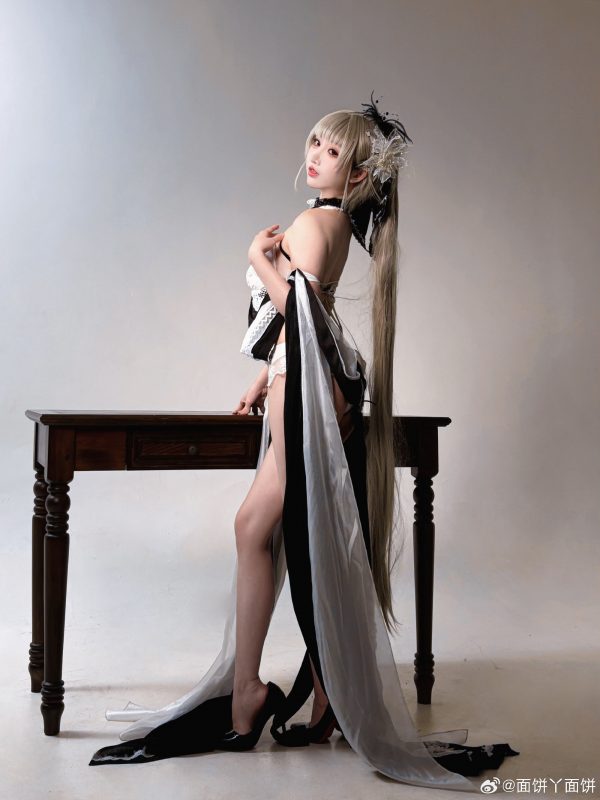 碧蓝航线面饼仙儿COS：比基尼版可畏优雅与压迫感的精致平衡