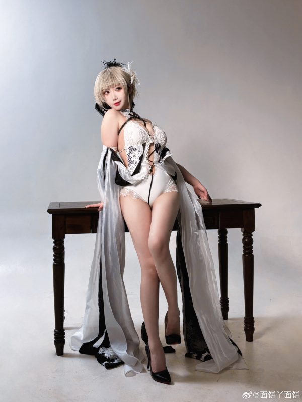 碧蓝航线面饼仙儿COS：比基尼版可畏优雅与压迫感的精致平衡