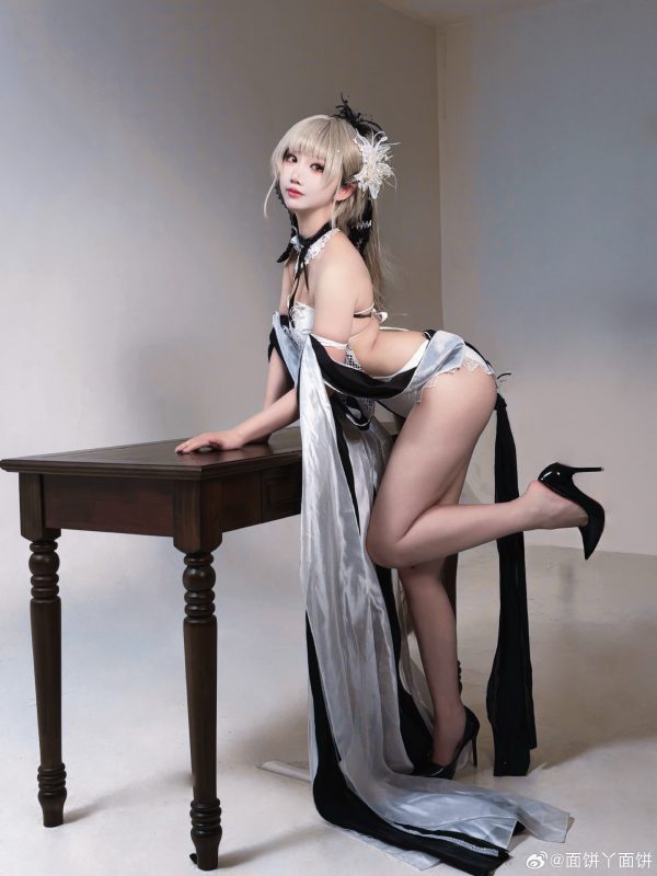 碧蓝航线面饼仙儿COS：比基尼版可畏优雅与压迫感的精致平衡