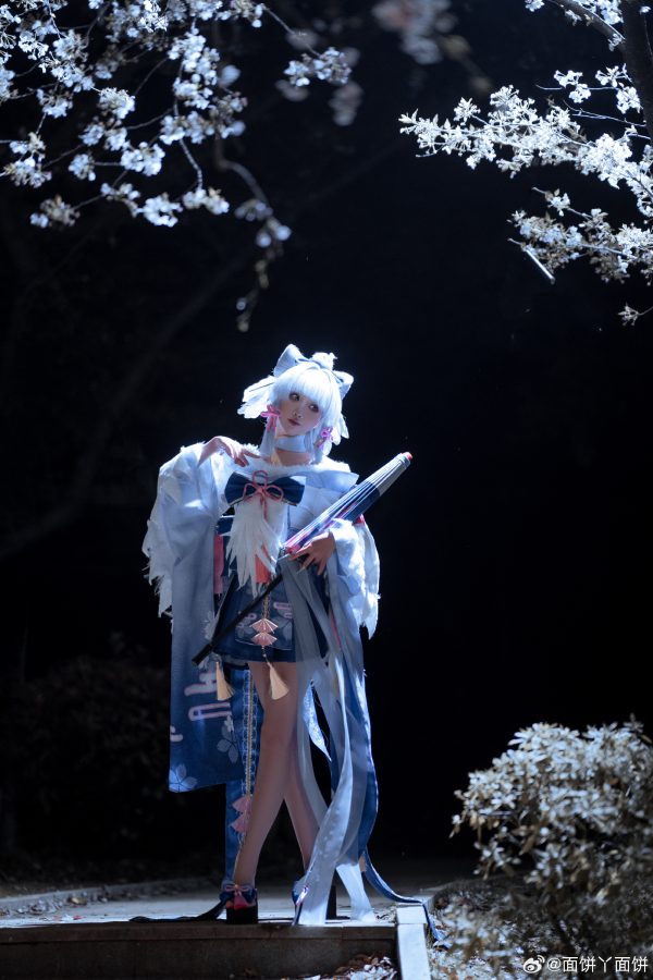 面饼仙儿神里绫华COS：夜樱之下一场关于克制之美的优雅演绎