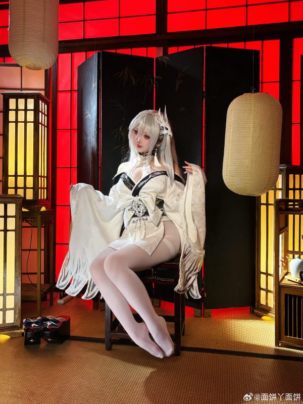 面饼仙儿白凤COS：《碧蓝航线》舰娘温柔与距离感的完美呈现