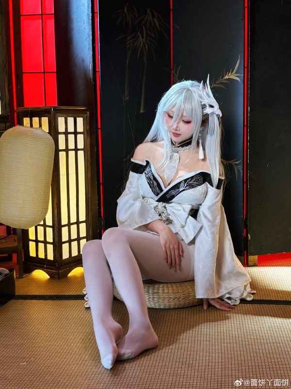 面饼仙儿白凤COS：《碧蓝航线》舰娘温柔与距离感的完美呈现