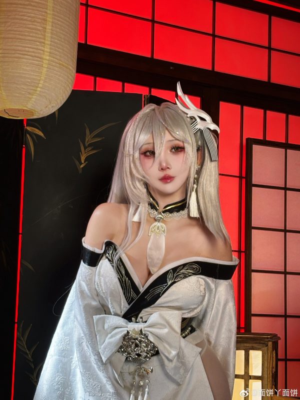 面饼仙儿白凤COS：《碧蓝航线》舰娘温柔与距离感的完美呈现