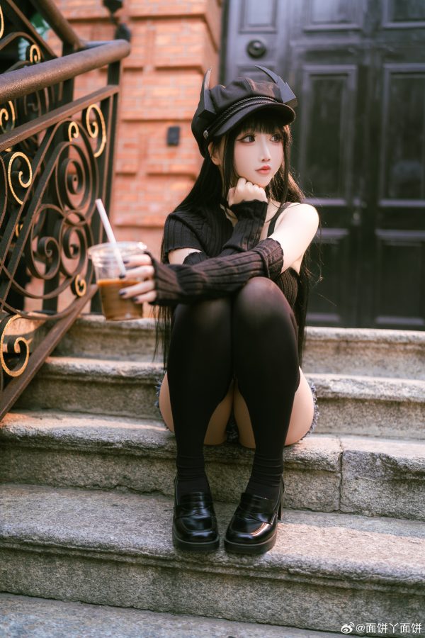 碧蓝航线可畏COS赏析:面饼仙儿演绎高冷魅力与都市街拍氛围 碧蓝航线可畏COS赏析:面饼仙儿演绎高冷魅力与都市街拍氛围