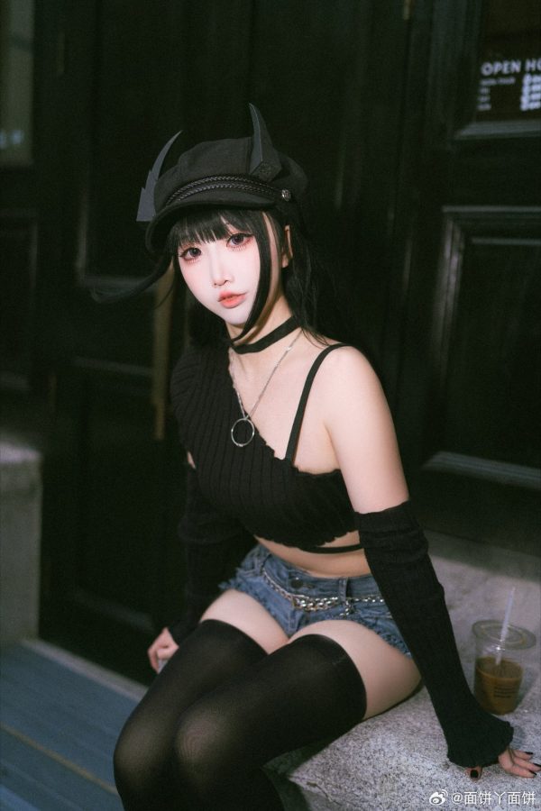 碧蓝航线可畏COS赏析:面饼仙儿演绎高冷魅力与都市街拍氛围 碧蓝航线可畏COS赏析:面饼仙儿演绎高冷魅力与都市街拍氛围