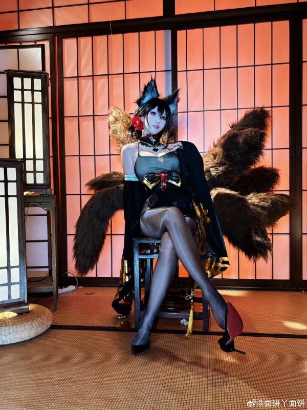 面饼仙儿近江COS赏析：演绎碧蓝航线九尾狐的优雅与性感魅力