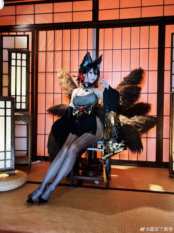 面饼仙儿近江COS赏析：演绎碧蓝航线九尾狐的优雅与性感魅力