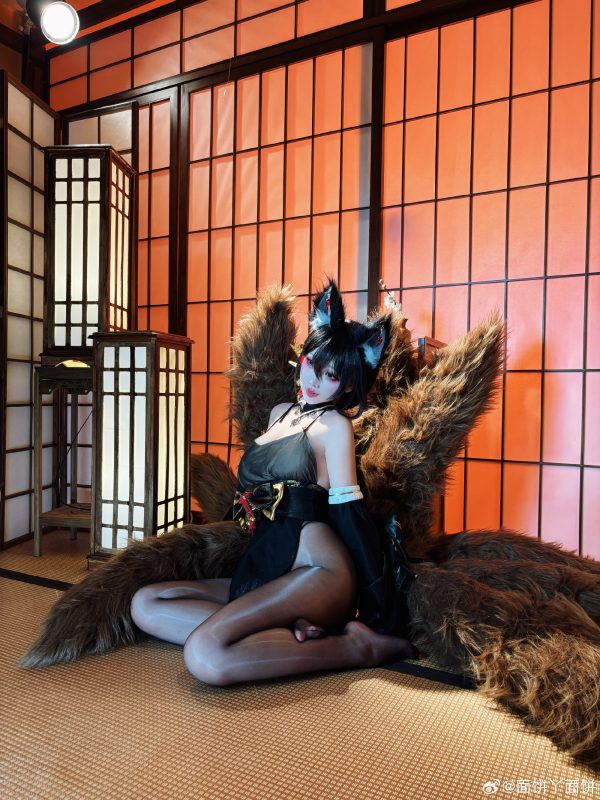 面饼仙儿近江COS赏析：演绎碧蓝航线九尾狐的优雅与性感魅力