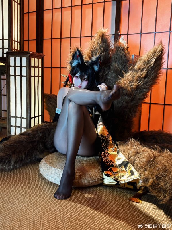 面饼仙儿近江COS赏析：演绎碧蓝航线九尾狐的优雅与性感魅力