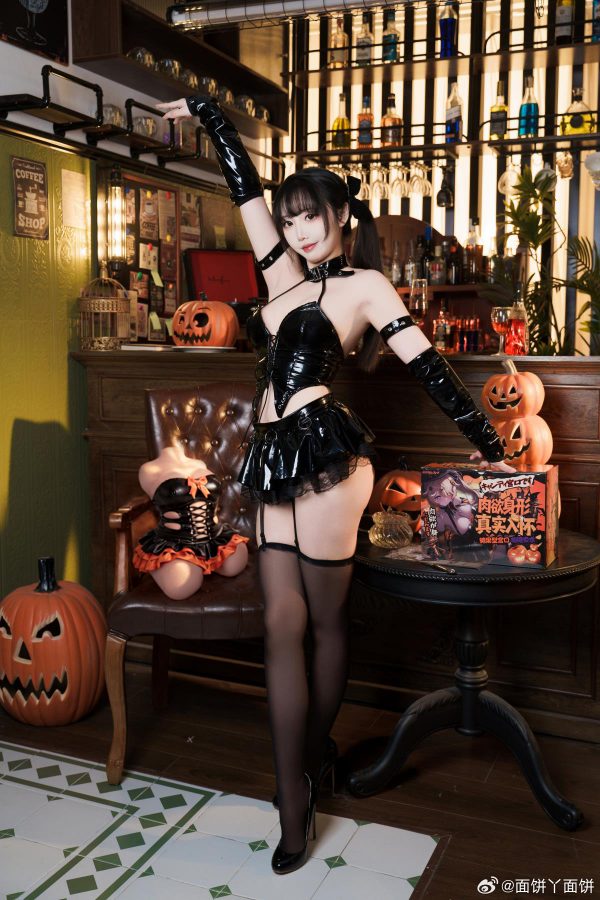 面饼仙儿魅魔COS赏析：演绎黑色皮质，俏皮动作与万圣节氛围