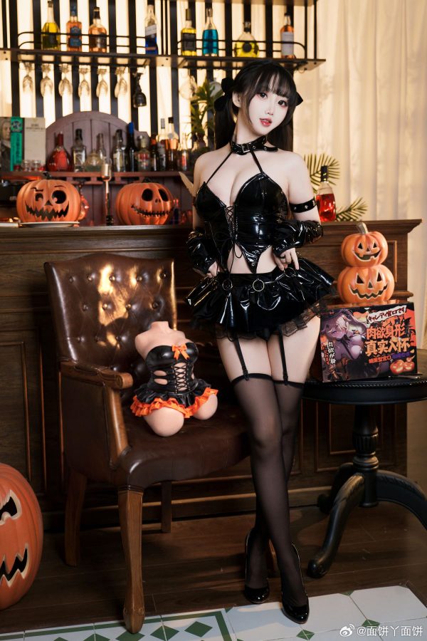 面饼仙儿魅魔COS赏析：演绎黑色皮质，俏皮动作与万圣节氛围