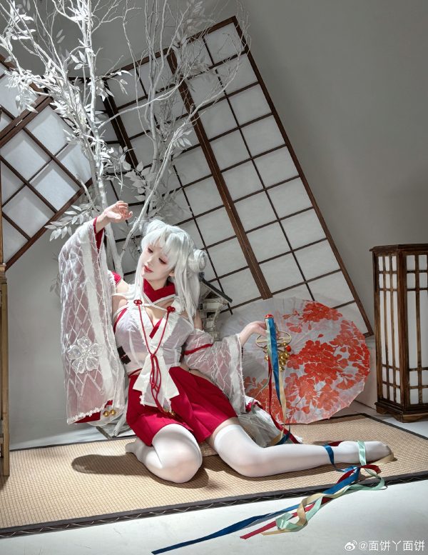 面饼仙儿碧蓝航线COS赏析：演绎跨年新年版三隈的娇俏与优雅