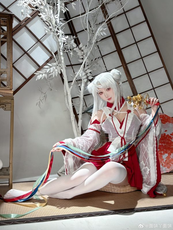 面饼仙儿碧蓝航线COS赏析：演绎跨年新年版三隈的娇俏与优雅