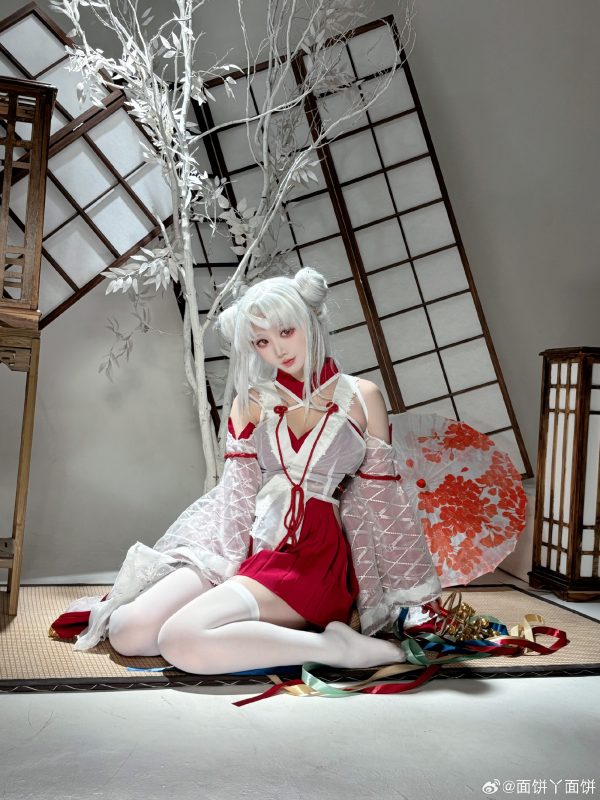 面饼仙儿碧蓝航线COS赏析：演绎跨年新年版三隈的娇俏与优雅