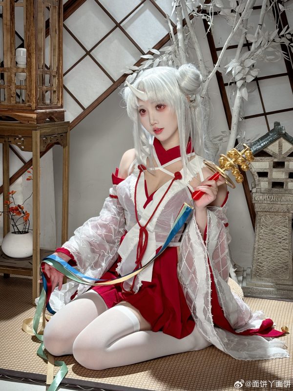 面饼仙儿碧蓝航线COS赏析：演绎跨年新年版三隈的娇俏与优雅