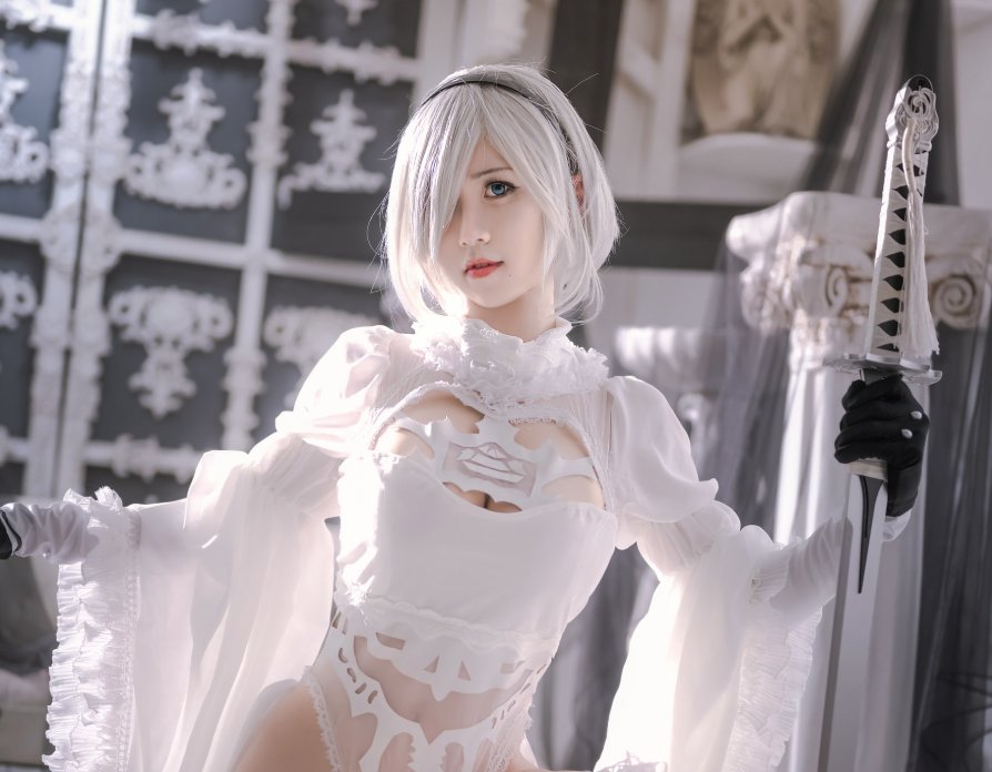 桜满三时《2B花嫁》：纯白婚纱幻想里的冷感战斗美学