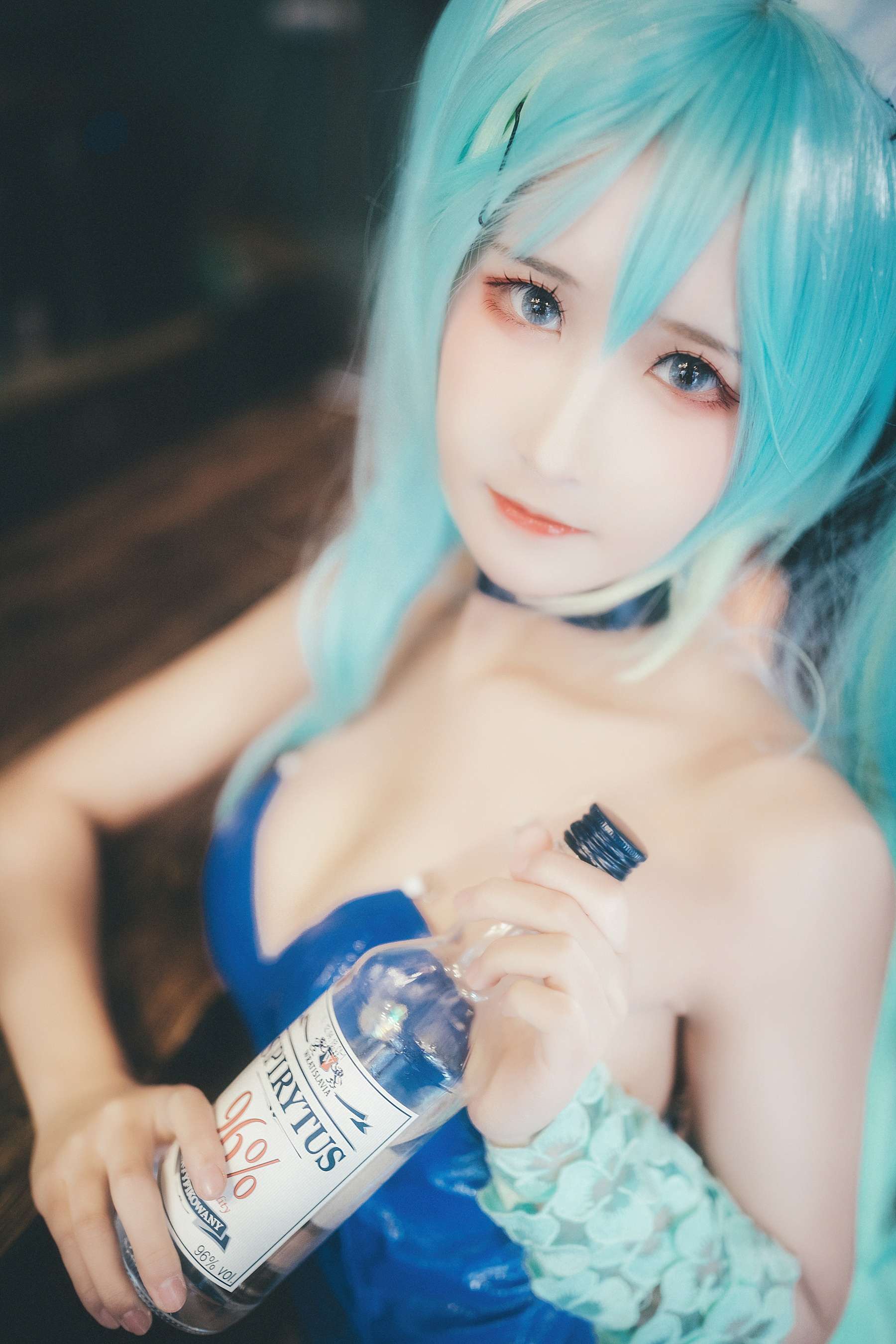 三度_69《琴女兔女郎》:蓝发兔耳与酒吧氛围里的二次元梦幻感插图2 三度_69《琴女兔女郎》:蓝发兔耳与酒吧氛围里的二次元梦幻感